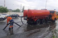 Київські комунальники продовжують ліквідовувати наслідки зливи