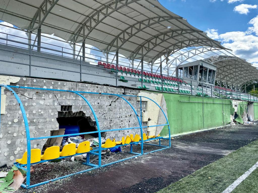 Пошкоджений стадіон «Чемпіон» Ірпінської дитячо-юнацької спортивної школи. 