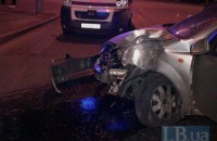 В Киеве нетрезвый водитель протаранил столб и ушел с места аварии