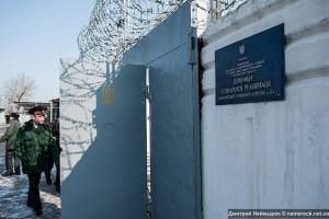 На територію Качанівської колонії в'їхали два мікроавтобуси