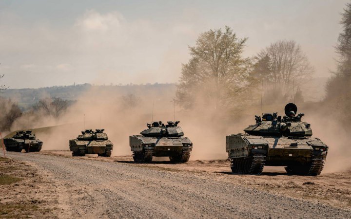 Українські військові закінчили навчання у Швеції на БМП CV90