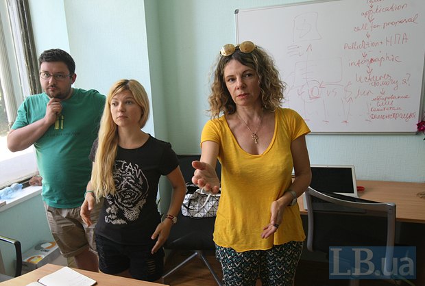 Любовь Михайлова (справа) и команда Изоляции во временном офисе на ВДНХ, лето 2014