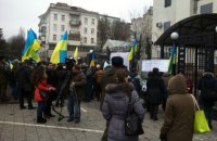 В Киеве пикетируют посольство РФ против оккупации Крыма