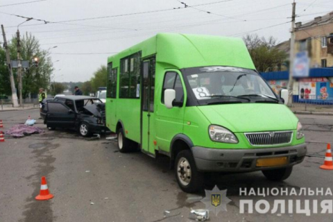 В Краматорске при столкновении маршрутки и легкового автомобиля погиб военный