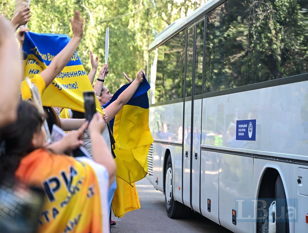 Люди зустрічають звільнених з полону українців.