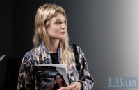 «Ваша сила в тому, що ви вже працюєте з травмою»: як тайванська художниця Іса Хо документувала жіночий досвід війни в Україні 