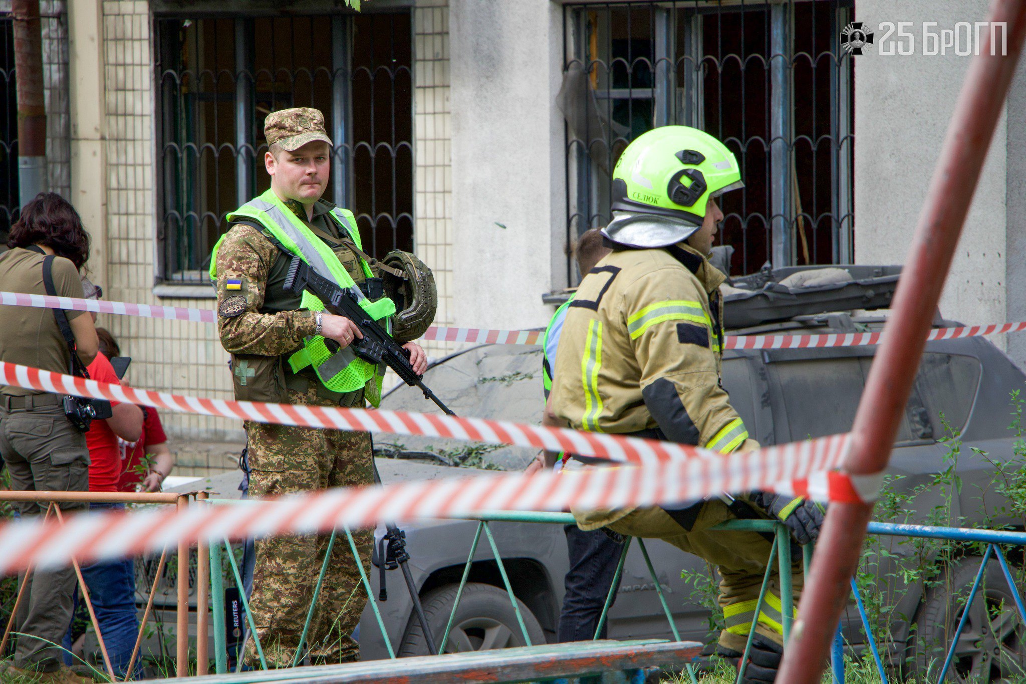 Бійці бригади підтримують порядок на місці роботи рятувальників після атаки РФ на Київ. 
