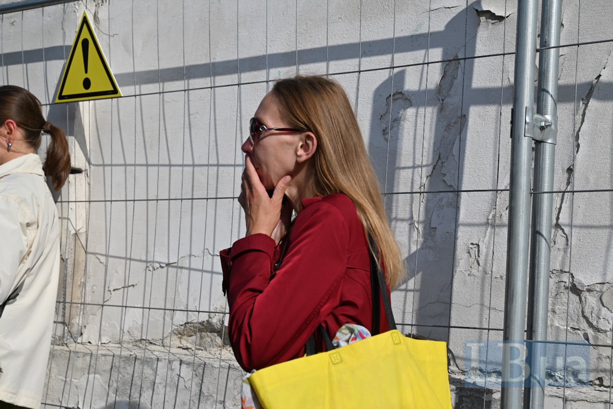 Перехожа реагує на пожежу після атаки безпілотника РФ на НАН України