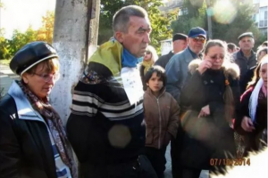 На Донбассе к столбу привязали мужчину с украинским флагом