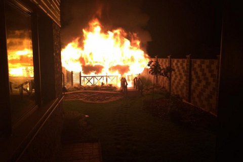 Неизвестные сожгли беседку во дворе дома нардепа Вознюка в Ровно