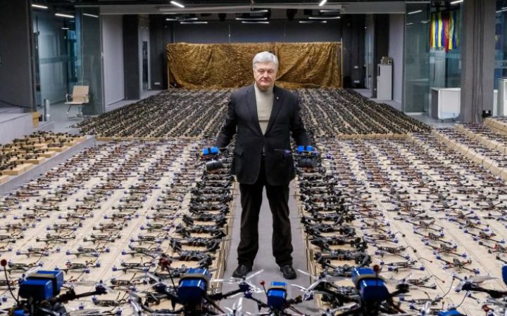 Порошенко передасть військовим 2 тисяч FPV-дронів