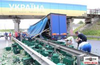 Місцеві жителі в Стрию під банером "Слава Україні" розікрали пиво з фури, що потрапила в ДТП