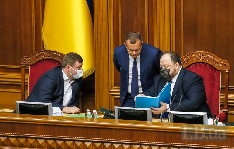 Олександр Корнієнко, Юрій Арістов і Руслан Стефанчук перед початком засідання, 20 жовтня 2021.