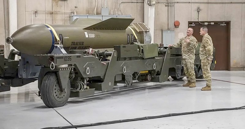 GBU-57A/B Massive Ordnance Penetrator (MOP) — високоточна бомба глибокого проникнення, розроблена компанією Boeing для ВПС США
для ураження вкопаних та добре укріплених ворожих цілей, вона є найпотужнішою неядерною бомбою на озброєнні американської армії.