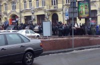 "Киевляне", пришедшие разбирать баррикаду, убегают с Крещатика (ДОБАВЛЕНЫ ФОТО)