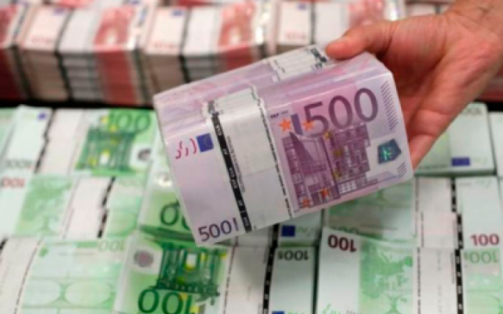 Уперше за 20 років євро коштує дешевше, ніж долар
