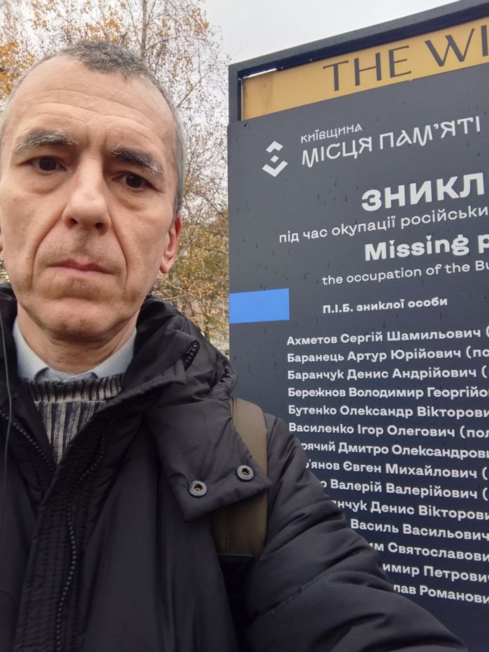Сергій Ахметов біля пам'ятного знака зниклим безвісти на Київщині.