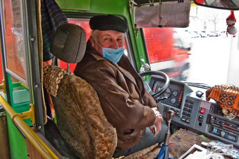 В Черновцах из-за коронавируса работников общественного транспорта обязали носить маски 