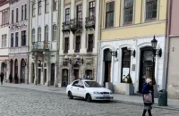 По Львову ездят машины с громкоговорителями, призывающие пенсионеров оставаться дома 