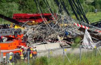 Під час падіння моста в Німеччині загинув чоловік, ще 6 поранені