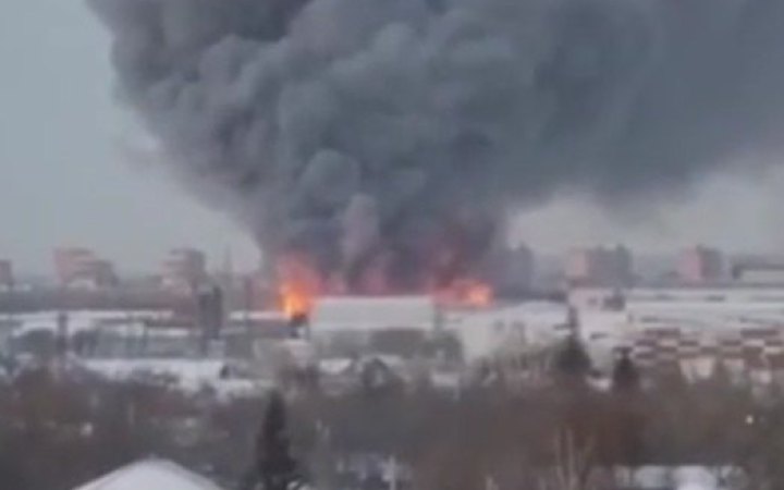 ​У Новосибірську прогриміли вибухи і спалахнула масштабна пожежа