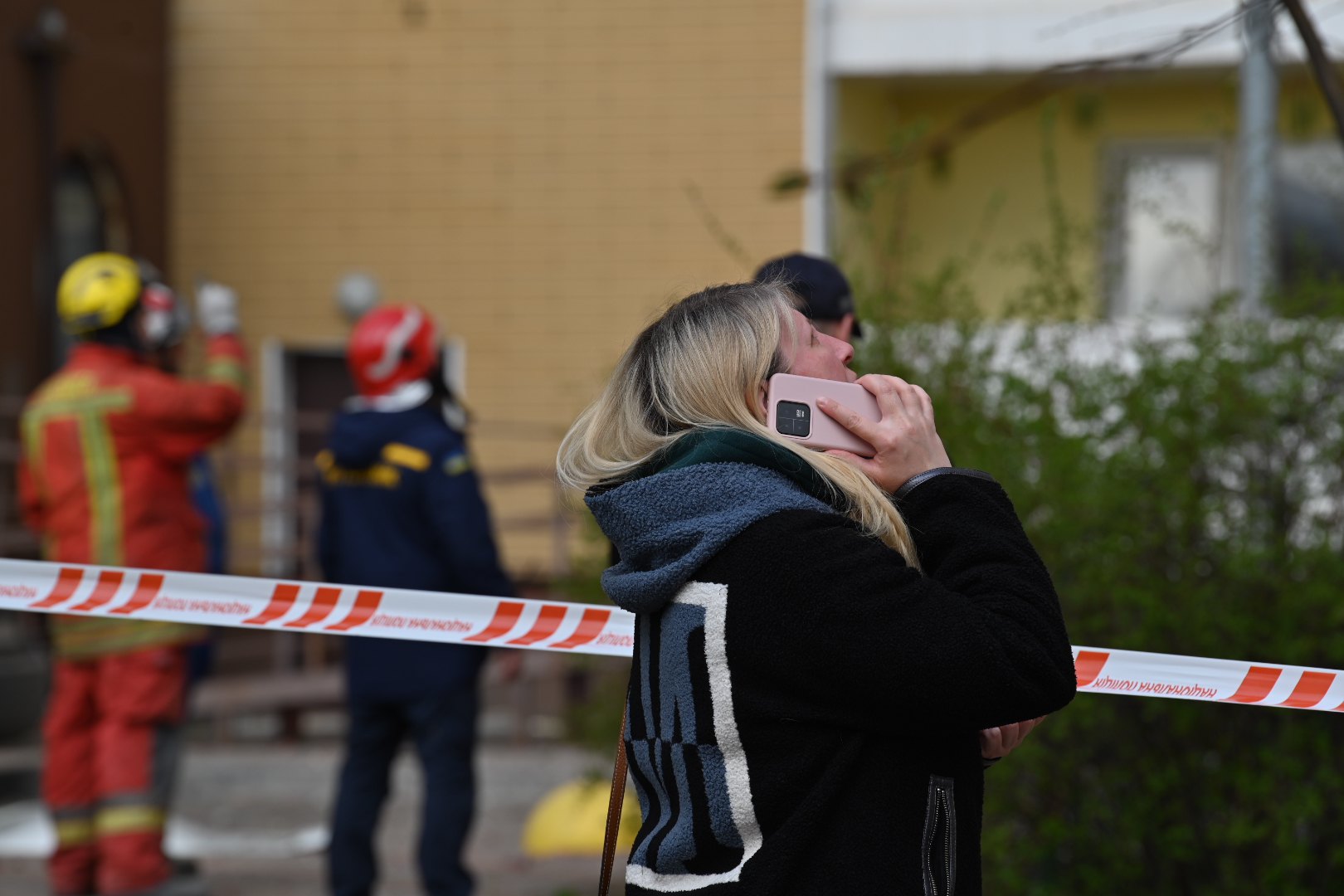 На місці влучання у багатоповерхвку у Подільському районі Києва, 16 квітня 2026