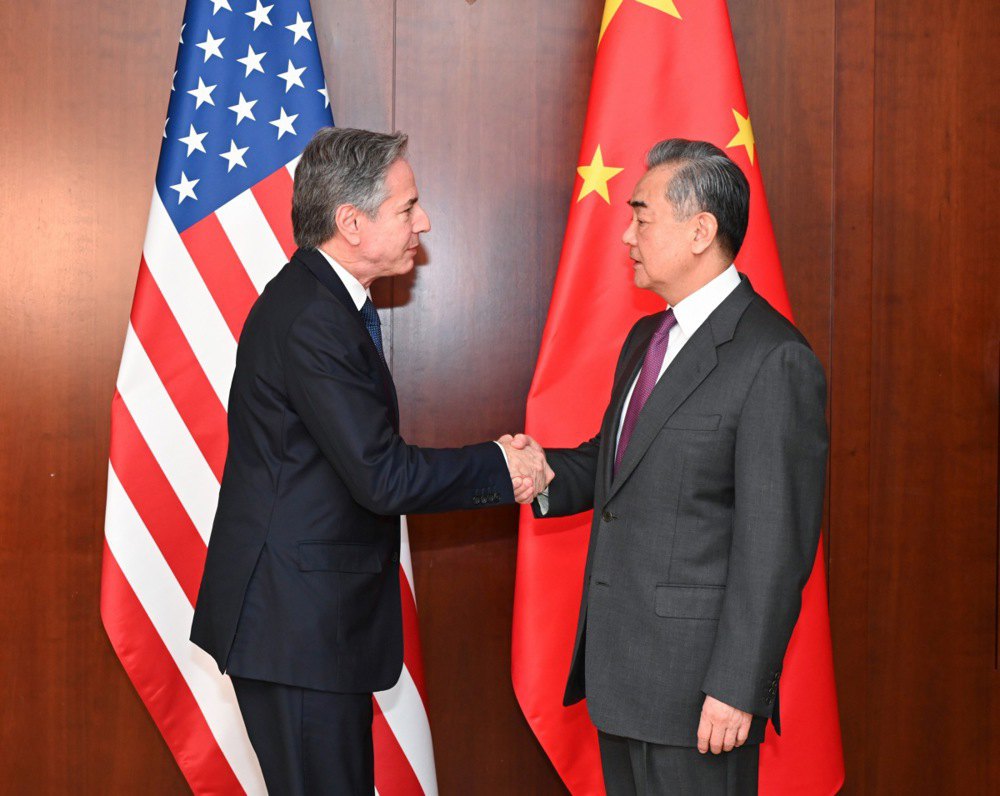 Міністр закордонних справ Китаю Ван Ї (праворуч) тисне руку держсекретарю США Ентоні Блінкену в кулуарах Мюнхенської безпекової конференції, 16 лютого 2024 року.