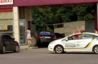 В Харькове Mercedes врезался в остановку, погиб человек