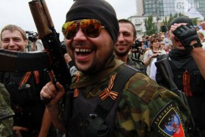 На ринку родички Януковича в Маріуполі знайшли зброю та символіку "ДНР"