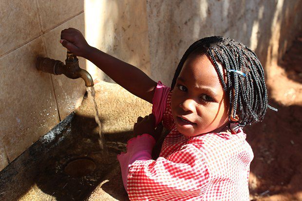 Марія, три роки. Вдома у неї немає питної води. Мити руки дітей дуже рідко вчать у сім’ї