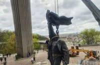 У Києві демонтують пам'ятник біля Арки дружби народів