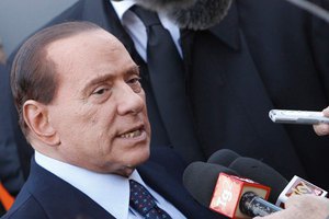 Берлускони считает подлым предложение о лишении его сенаторского кресла