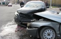 В Киеве возле КИМО столкнулись две машины, есть пострадавшие