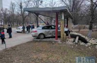 В Киеве на улице Маршала Гречко автомобиль врезался в остановку
