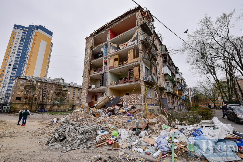 Будинок після ворожих обстрілів на проспекті Свободи в Києві.