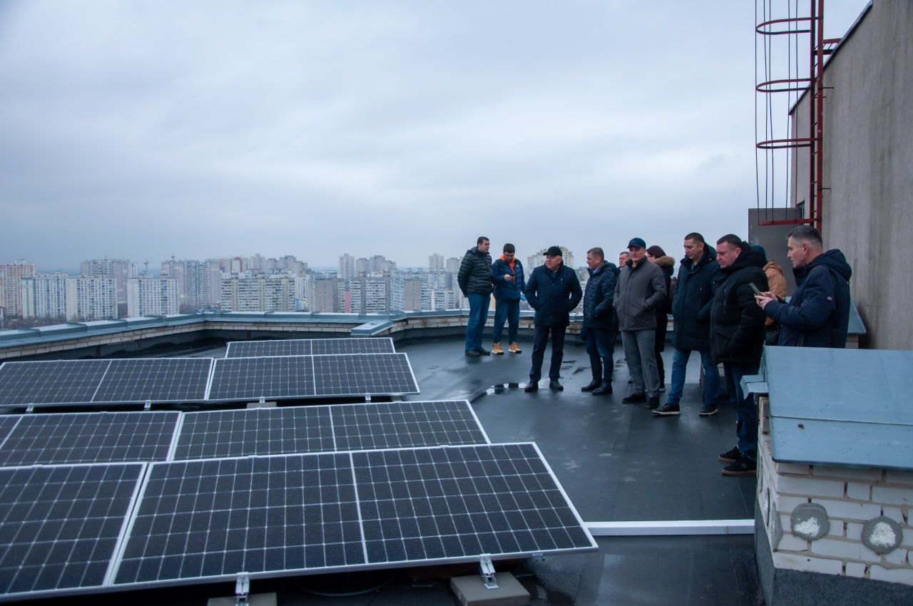 Запуск сонячної станції на даху багатоповерхівки в Деснянському районі, встановлена в кінці грудня 2023 (ОСББ «Градинська, 11»)