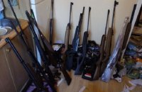 Полиция изъяла у киевлянина 60 пистолетов, 40 винтовок и 200 единиц холодного оружия