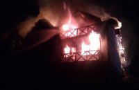 У Буковелі вночі згорів готель, в якому проживало 25 людей