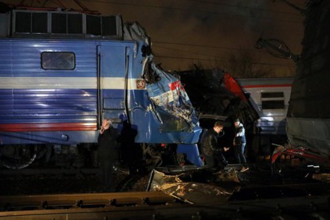 В Москве электричка столкнулась с пассажирским поездом
