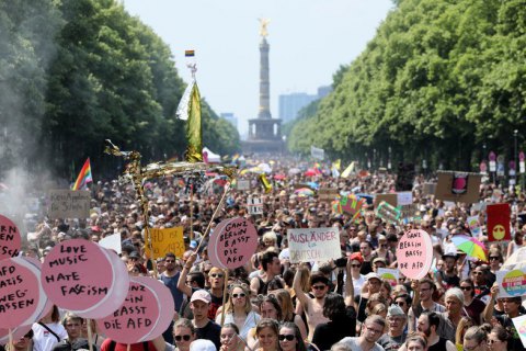 У Берліні тисячі людей вийшли на мітинги за і проти ультраправих