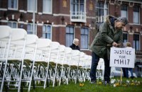Родственники жертв крушения MH17 выставили 298 стульев у посольства России в Гааге