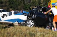 Двухместный самолет врезался в автомобиль на трассе в Калифорнии