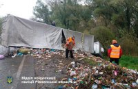 В Ровенской области перевернулся грузовик со львовским мусором