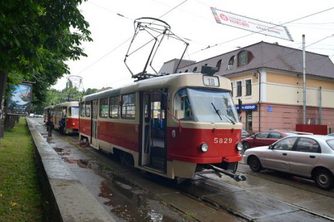 В Киеве женщина попала под трамвай, перебегая пути в неустановленном месте
