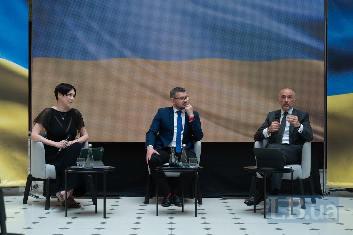 Глава НБУ Андрій Пишний, голова УІНП Олександр Алфьоров і шеф-редакторка LB.ua Cоня Кошкіна