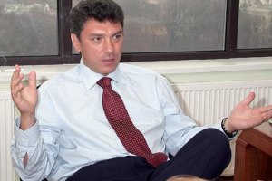 ​На автомобиль Немцова бросили унитаз