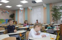 Киевская власть отказалась отправлять школьников на каникулы на неделю раньше