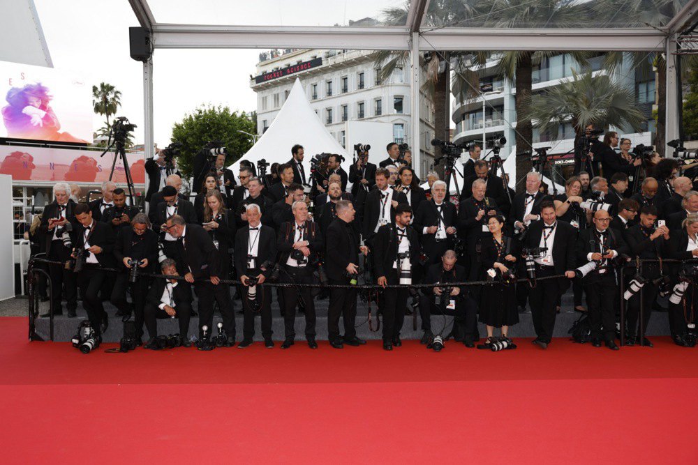 Фотографи в очікуванні прибуття гостей на церемонію