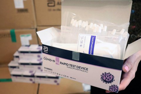 ОАЕ передали Україні 100 тисяч експрес-тестів на коронавірус