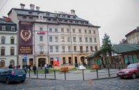 В четырех торгово-развлекательных центрах Львова ищут взрывное устройство